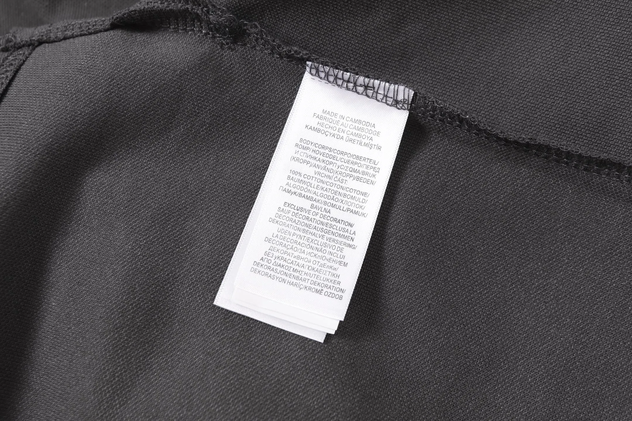 P156 Style number: A015 [Ralph Lauren classic letter logo embroidered Polo shirt] ✅250 grams of fine cotton pique fabric, custom-woven and dyed threads ✅Original stickers Scan the QR code to enter the official website ✅Large version, loose and stylish, can wear up to 210 pounds Color: black, white, navy, blue, sky blue, dark gray, floral gray Size: S-XL